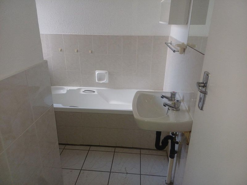 Secure Ground Floor Townhouse with Modern Comforts & Lifestyle Amenities - Photo 9