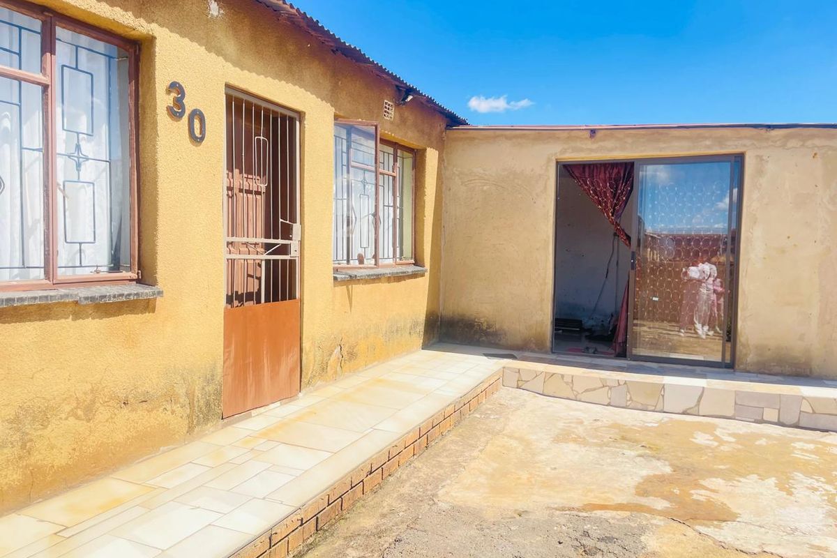 2 Bedroom House and 5 Outside Rooms - Photo 3