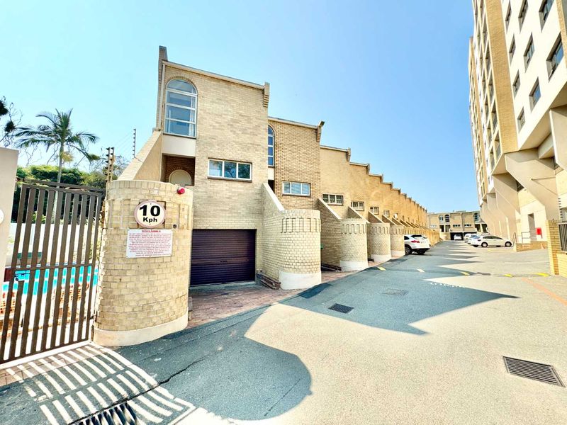Hendra Estates - Stunning Furnished Triplex Unit For Rent In Umhlanga Rocks! - Photo 2