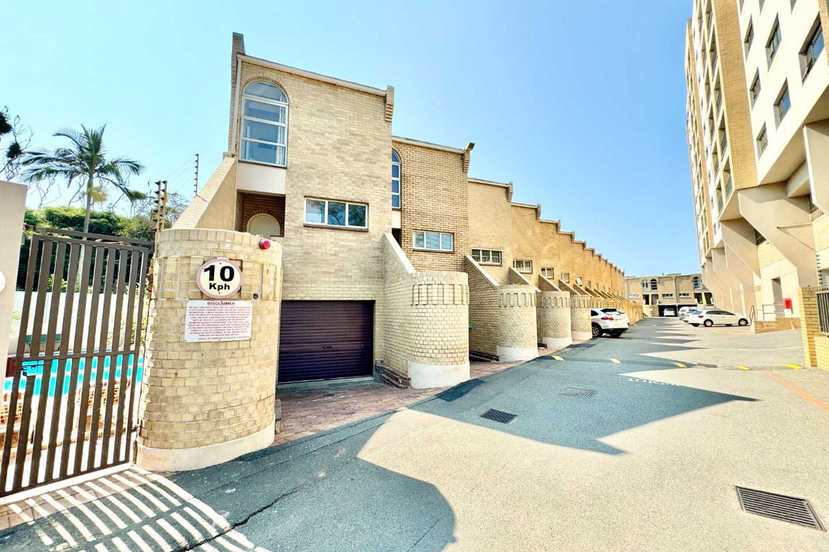 Hendra Estates - Stunning Furnished Triplex Unit For Rent In Umhlanga Rocks! - Photo 2