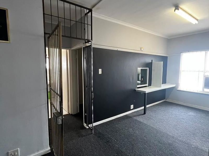 Business space to let in sort after Newton Park - Photo 3