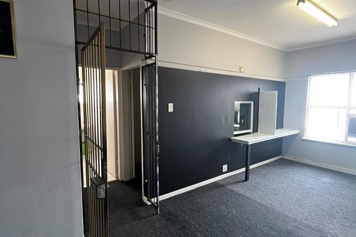 Business space to let in sort after Newton Park - Photo 3