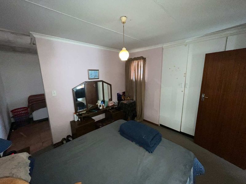 CHARMING THREE-BEDROOM TOWNHOUSE - Photo 5