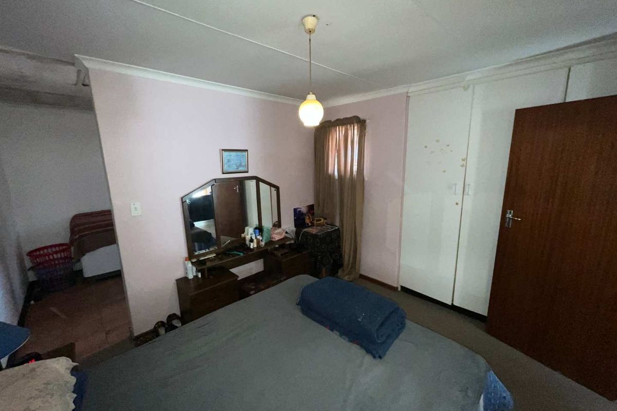 CHARMING THREE-BEDROOM TOWNHOUSE - Photo 5