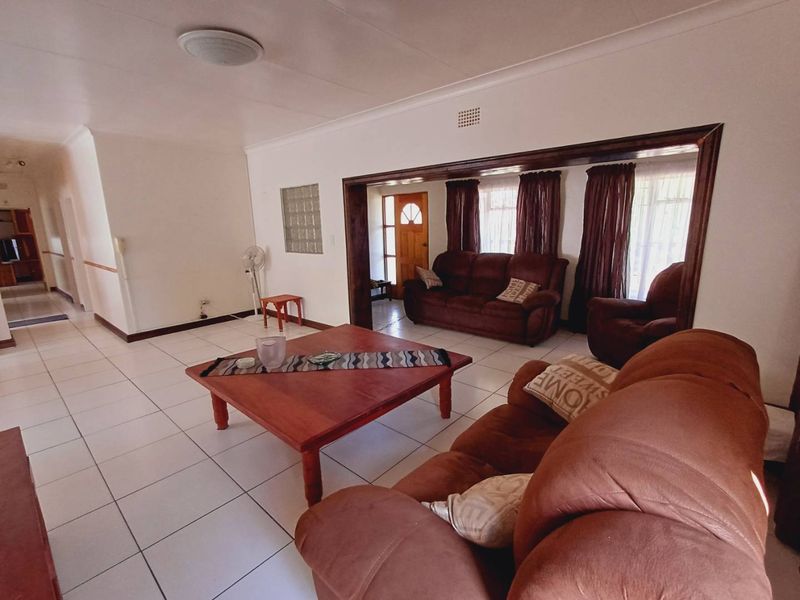 Dream Home with Granny Flat in Sought-After Farramere - Photo 5