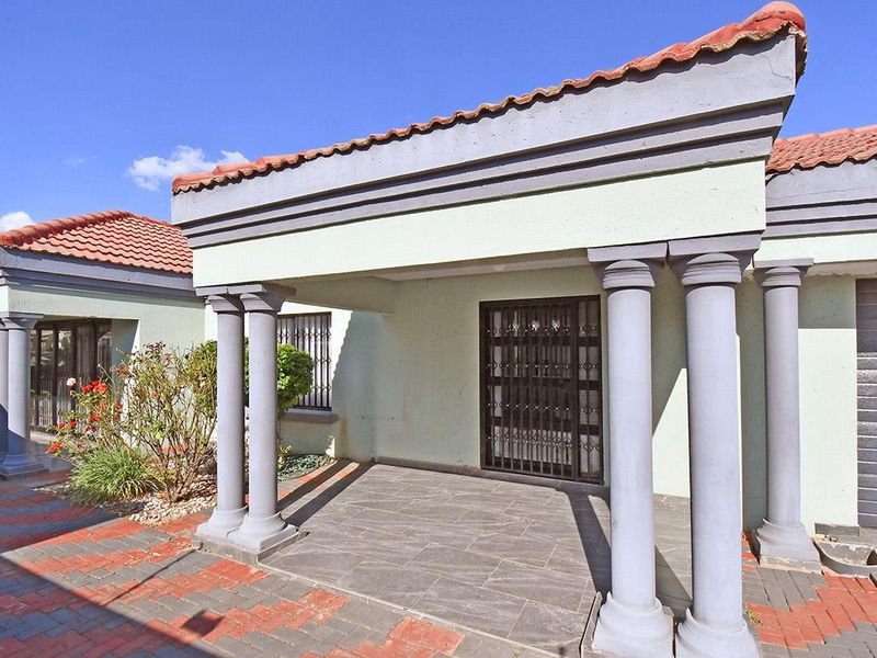 Live Like Royalty at Grootvlei Estate with 24 hours security - Photo 2