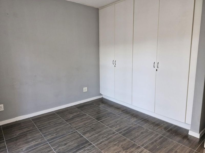 Two Bedroom Apartment in secure complex - Photo 10