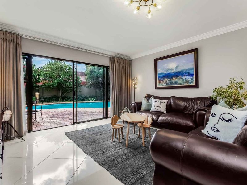 SPACIOUS ENTERTAINER FAMILY HOME IN A QUIET AND CONVENIENT BOOMED LOCATION - Photo 9