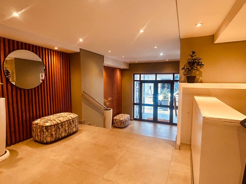 Exceptional Top Floor Apartment with Iconic Mountain & City Views - Photo 3