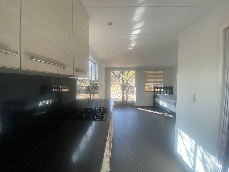 Gorgeous Garden Cottage For rent - Photo 6
