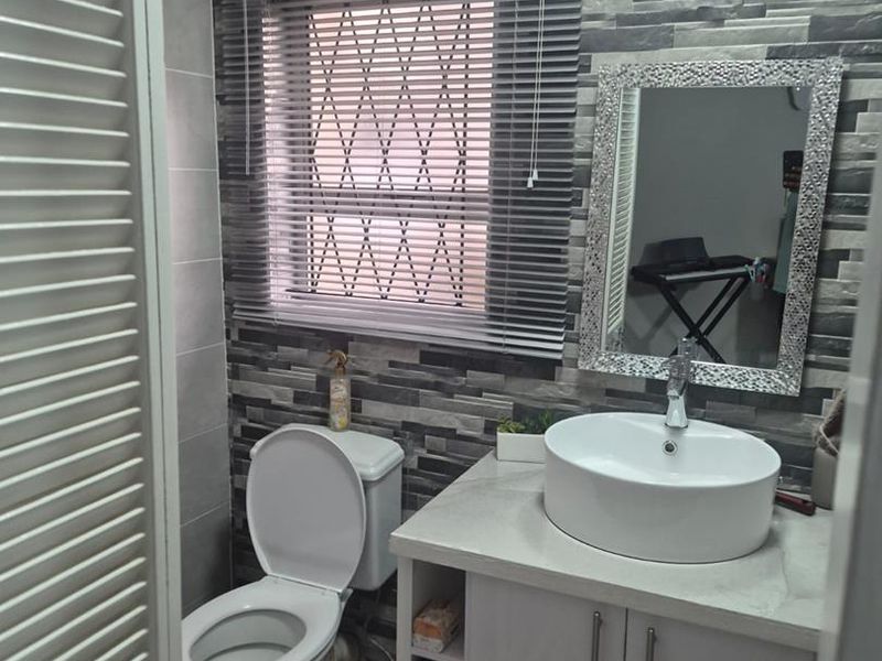 4 Bedroom House - Effingham Rd - Photo 5