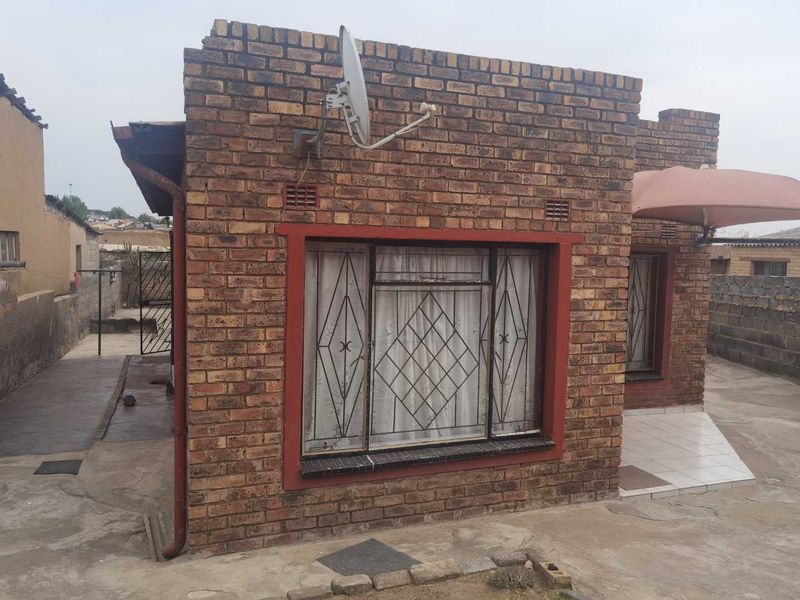 Investment property with 5 outside rooms for sale in Tembisa - Photo 3