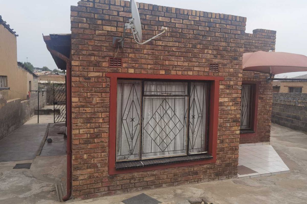 Investment property with 5 outside rooms for sale in Tembisa - Photo 3