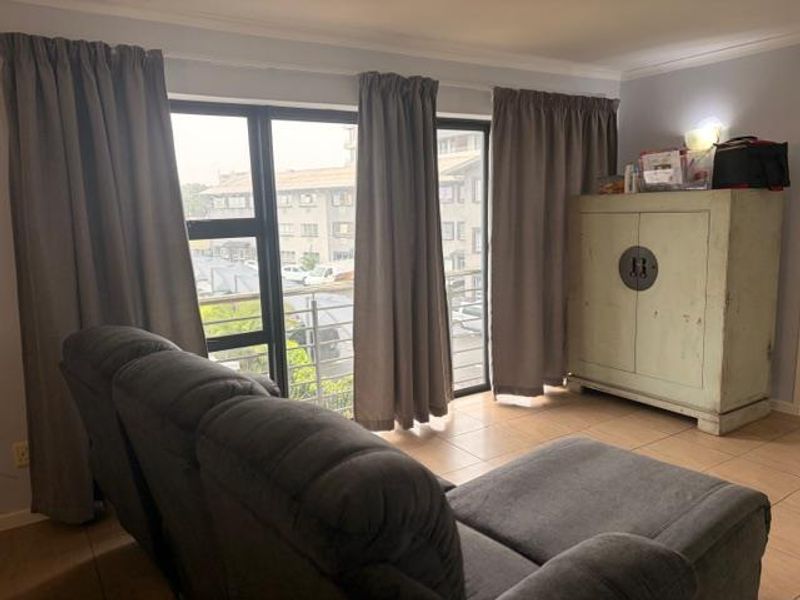 2 Beds, 2 bathrooms UNFURNISHED apartment with 2 parking bays, juliette balcony - Photo 2