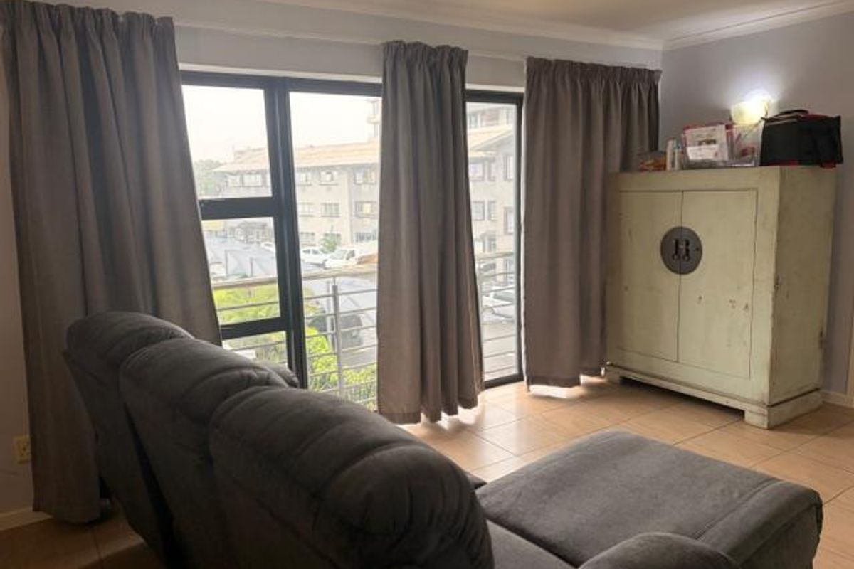 2 Beds, 2 bathrooms UNFURNISHED apartment with 2 parking bays, juliette balcony - Photo 2