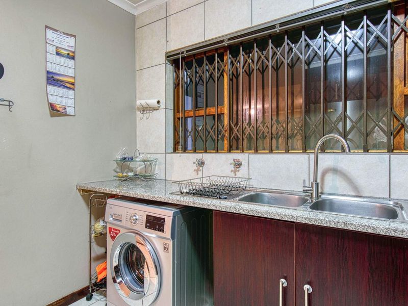 Lovely ground floor pet-friendly unit in secure complex - Photo 9