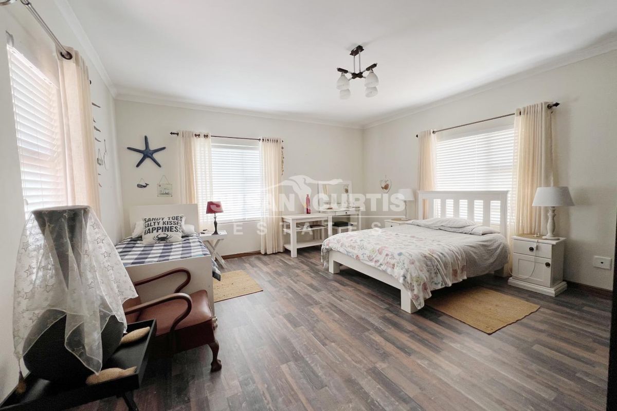 Spacious Freestanding Home with Generous Yard - Photo 3