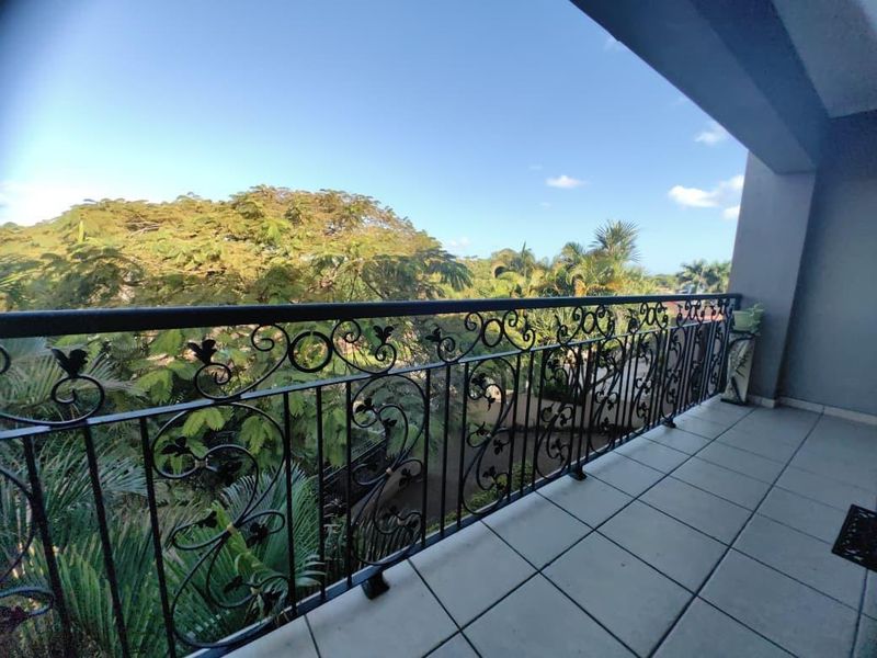 Grand Family Residence with Exceptional Entertainment Spaces in Veld En Vlei - Photo 3