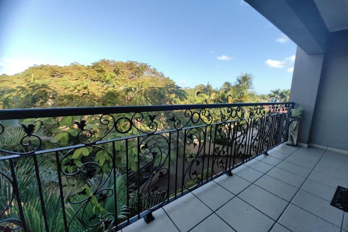 Grand Family Residence with Exceptional Entertainment Spaces in Veld En Vlei - Photo 3