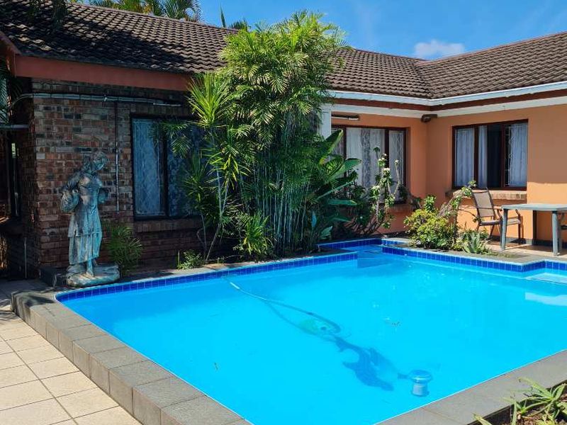 Perfect large family home situated in the heart of St Lucia. - Photo 1