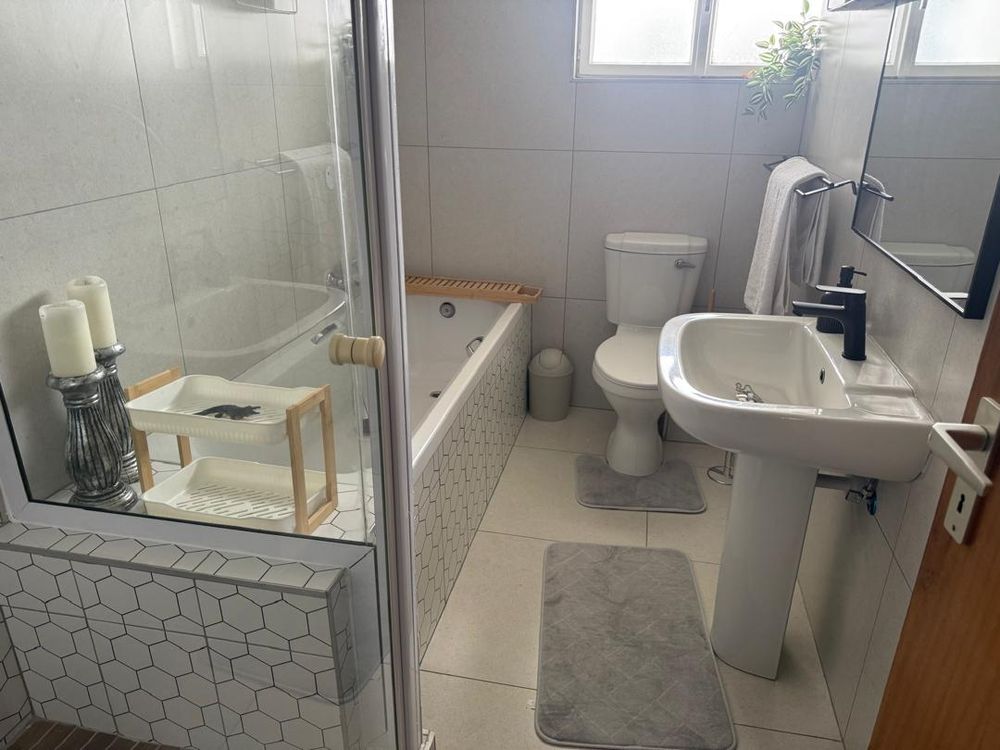 Bedroom 2 en-suit bathroom