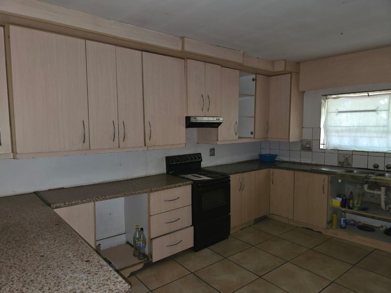 Huge four bedroom fixer up for sale - Photo 4