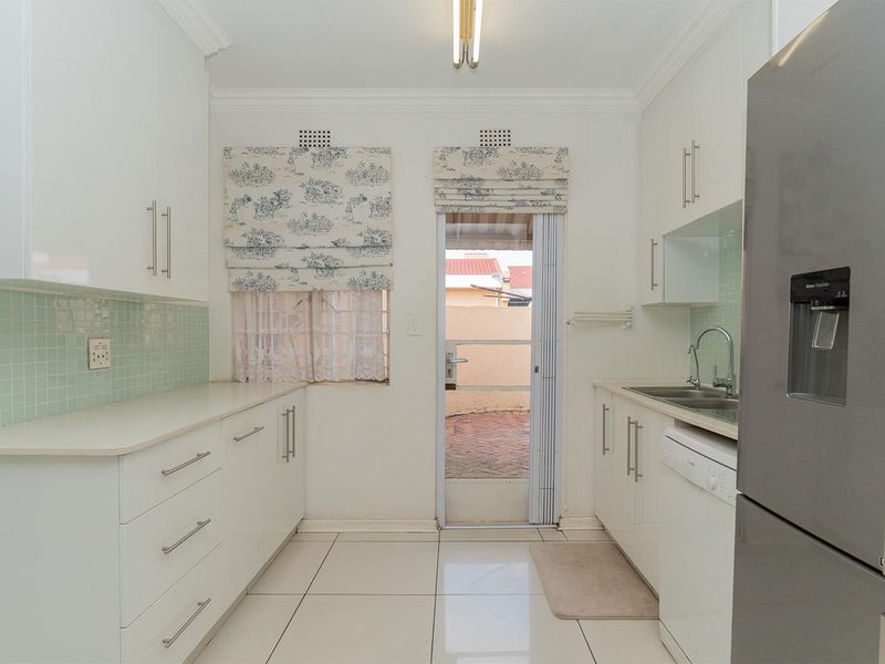 SUPERB SPACIOUS 3 BEDROOM SIMPLEX - Photo 5