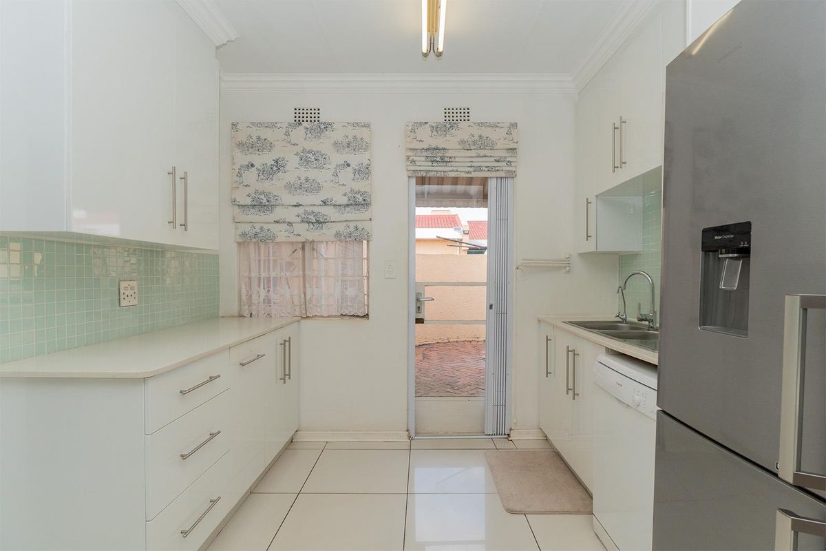 SUPERB SPACIOUS 3 BEDROOM SIMPLEX - Photo 5