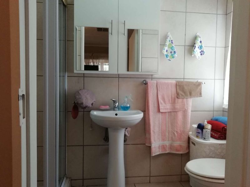 Stunning 3-bedroom townhouse off the grid in an immaculate complex - Photo 8