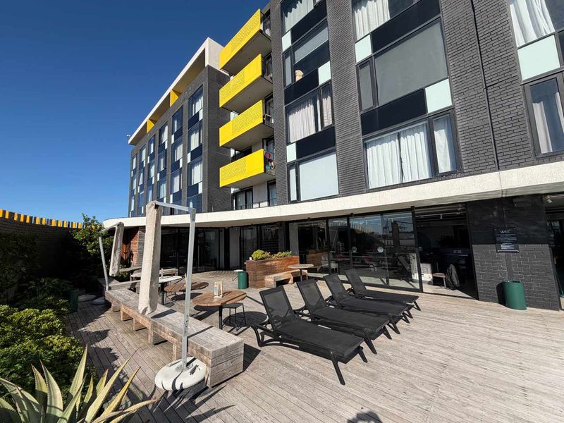 Modern Airbnb-Ready 1-Bedroom Apartment in an Upmarket 24/7 Concierge Building - Photo 3