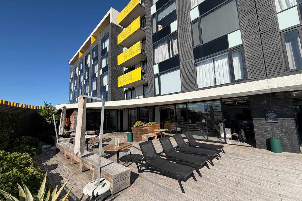 Modern Airbnb-Ready 1-Bedroom Apartment in an Upmarket 24/7 Concierge Building - Photo 3