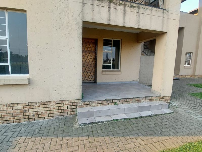 Spacious 2-Bed Ground Floor Unit in Secure Tinderwood Village - Photo 7