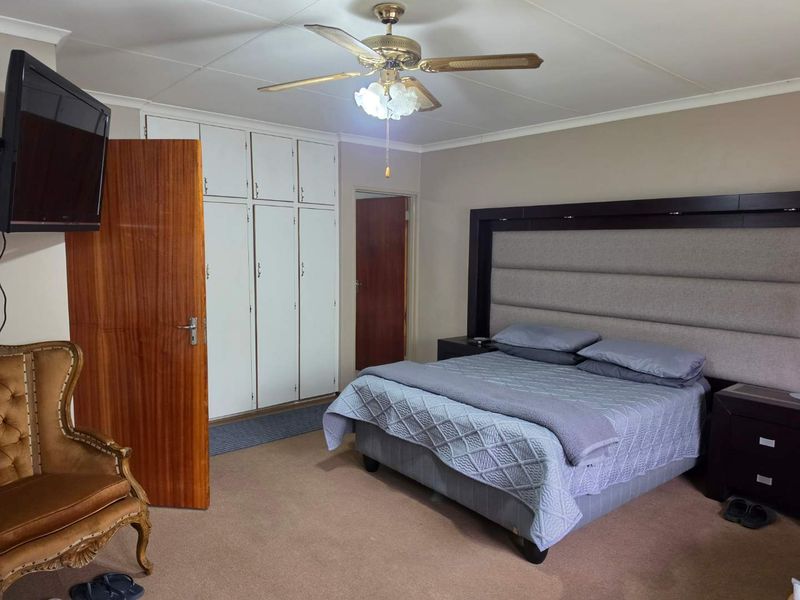 Affordable two bedroom townhouse in secure complex - Photo 9