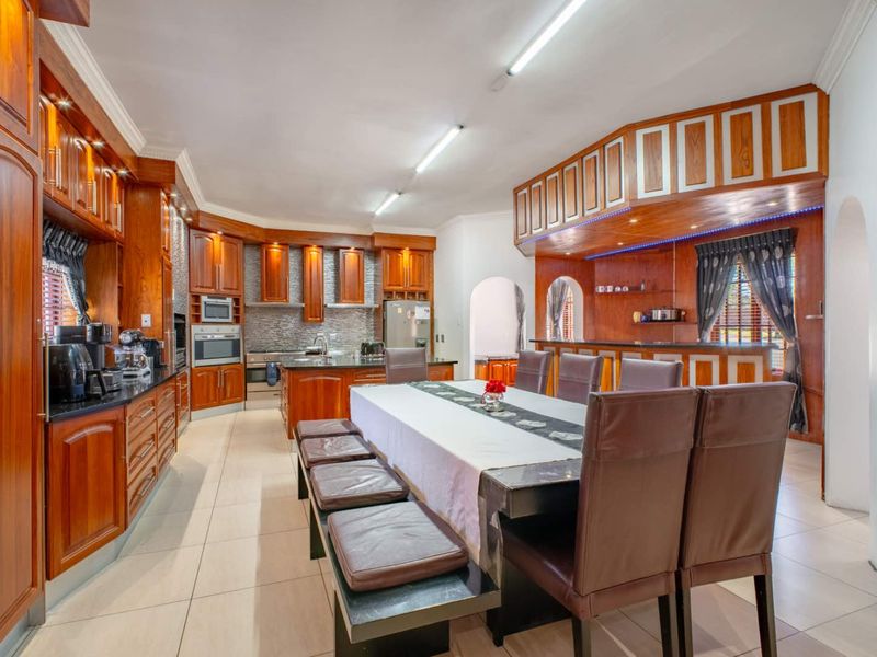 Endless Space, Ultimate Comfort – Dream Family Estate in Cornwall Hill - Photo 4