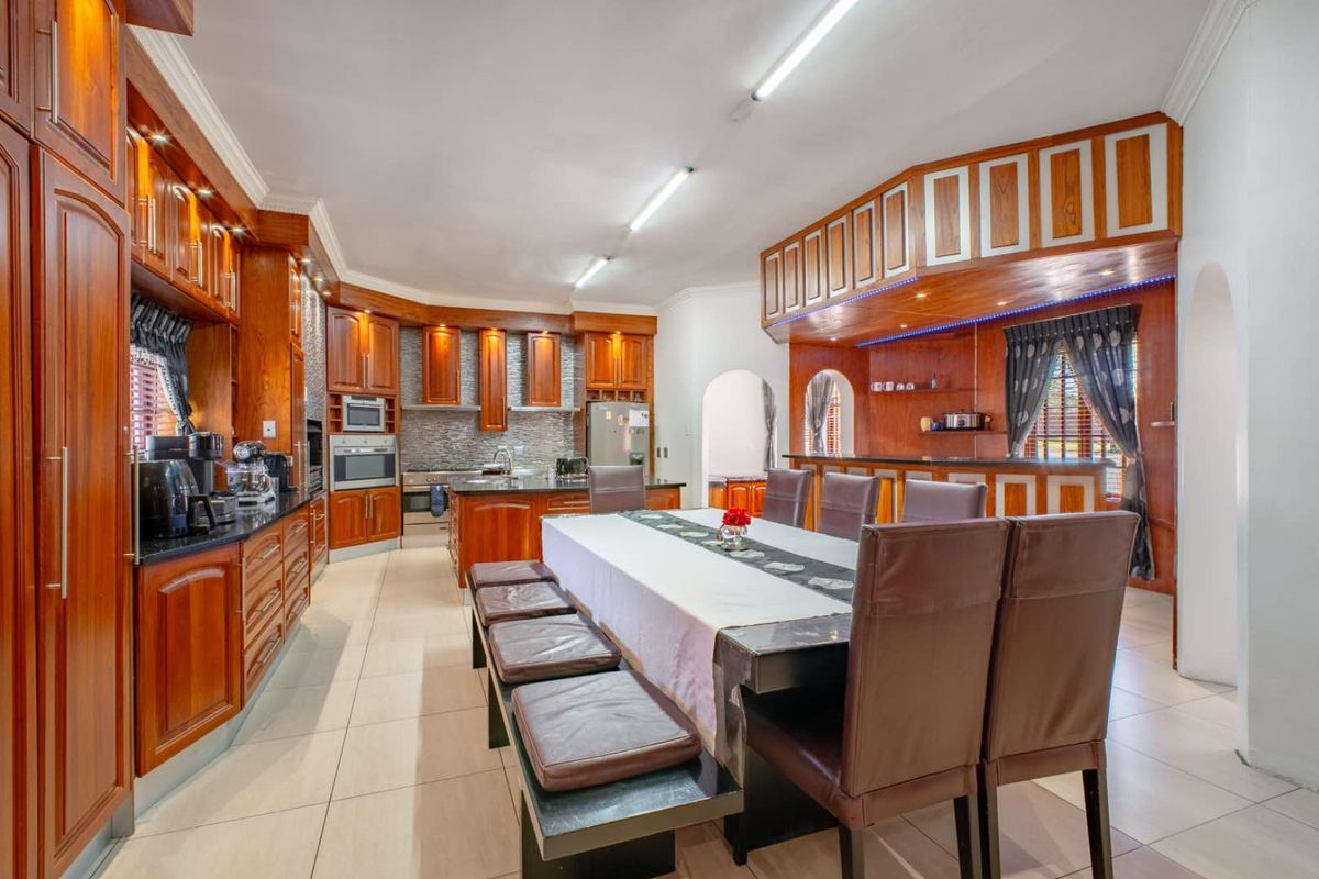 Endless Space, Ultimate Comfort – Dream Family Estate in Cornwall Hill - Photo 4