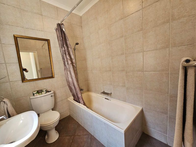 Exclusive 3 Bedroom, 2 Bathroom, Double Garage, Fully Furnished Duplex Townhouse in Woodhill Golf Estate. Ideal for Embassy Staff and Executives! - Photo 8