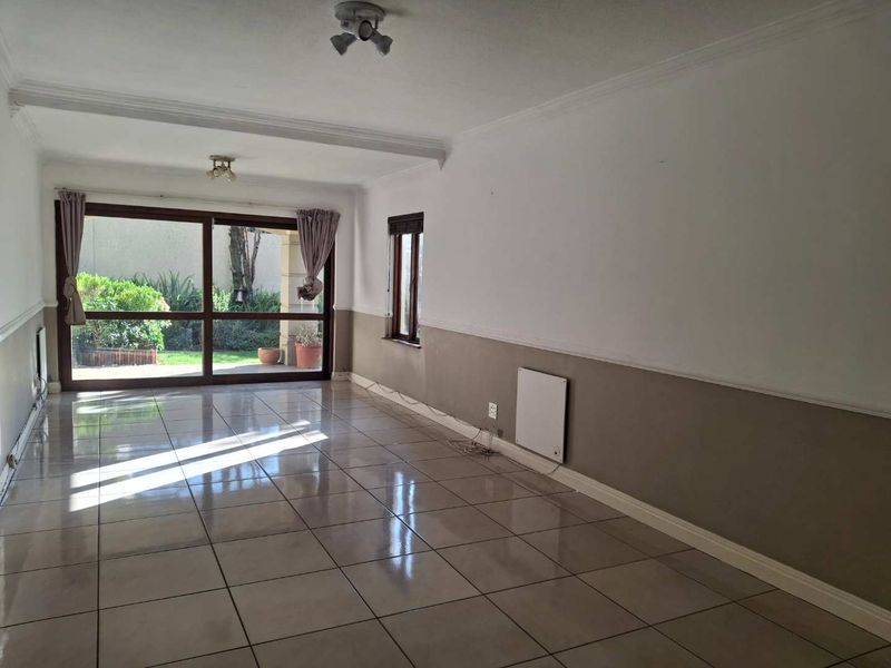 A LOVELY ONE BEDROOM GARDEN APARTMENT - Photo 3