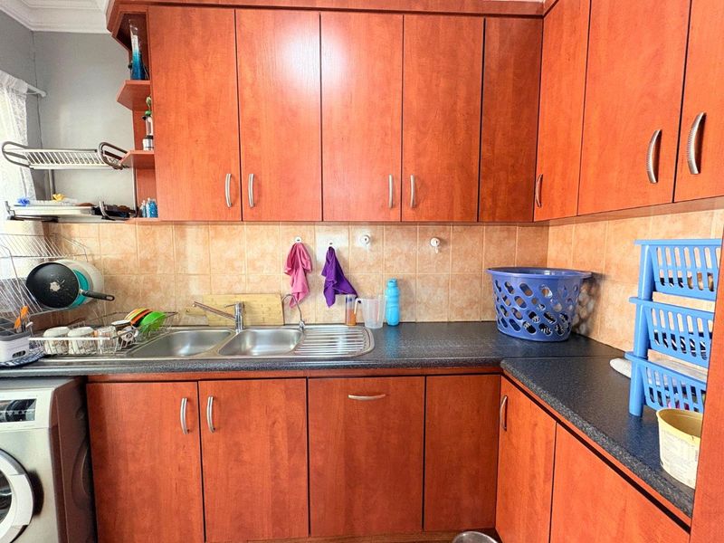 Spacious Family Home with Solar Power and Borehole  in Langenhovenpark - Photo 10