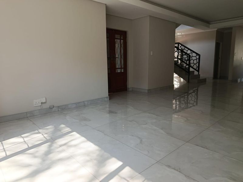 MODERN FAMILY HOME IN AMBERFIELD RIDGE ESTATE - Photo 4