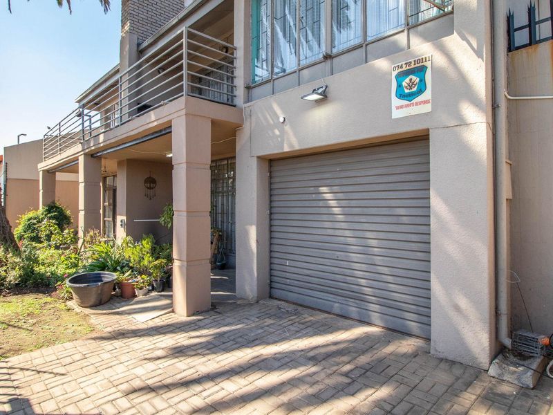 Beautiful Double-Storey 5 Bedroom Home - Photo 6