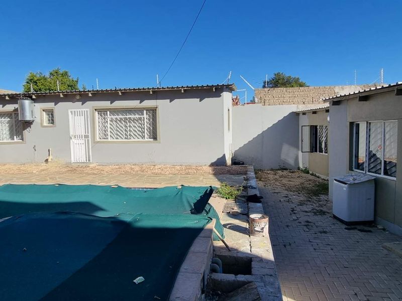 Dorado park incomplete 4 vedroom house with flats - Photo 4
