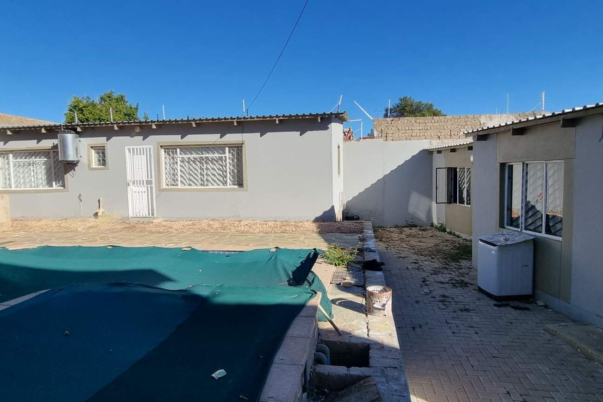 Dorado park incomplete 4 vedroom house with flats - Photo 4