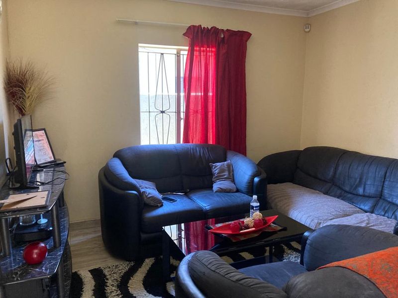 Excellent Value Clayville R 680 000 !! - Photo 7