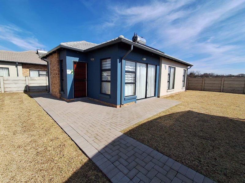 Affordable 3 Bedroom Full Title Home in Secure Complex - Photo 1