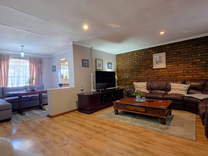 4 Bedroom House For Sale in Glenvista - Photo 6