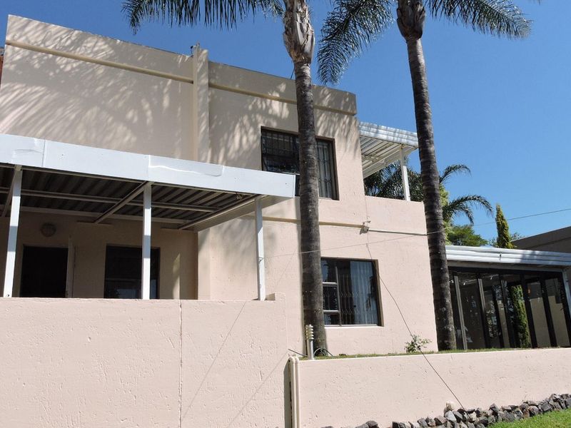 Cosy Fully Furnished 3 Bedroom Home in a Secure Estate - Photo 2