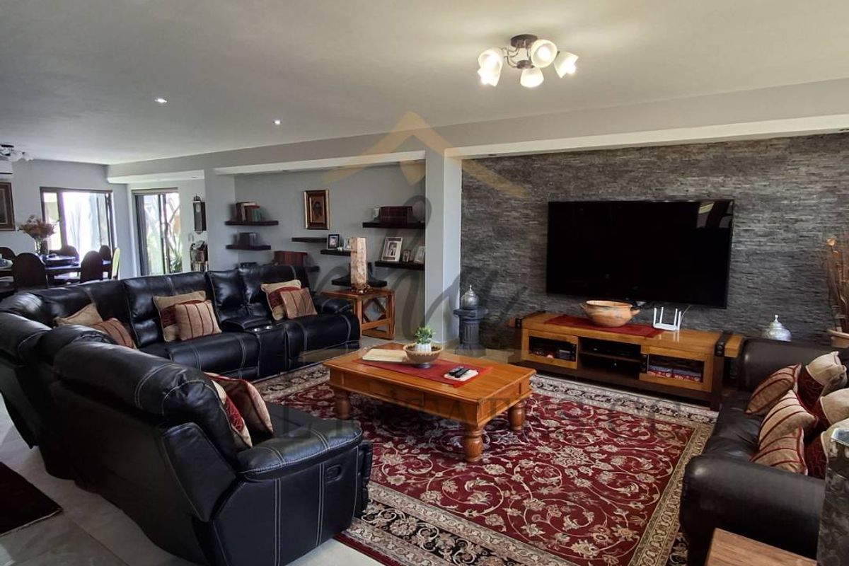 Two Double-Storey Houses with a separate flat on one erf - Registered in a CC - Photo 3