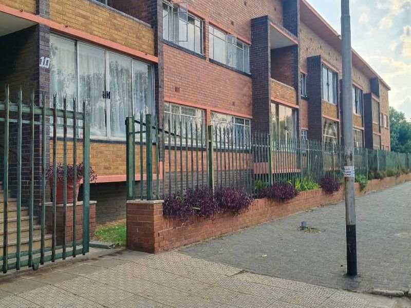 secure one bedroom unit - Photo 1