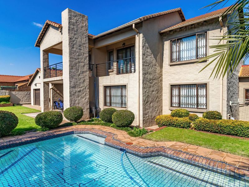 Stunning House In Rooihuiskraal Ext 22 - Photo 1