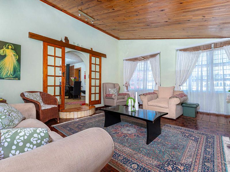 Charming 3-Bedroom Family Home in a Lovely, Quiet Pocket - Photo 6